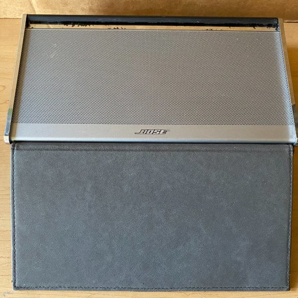 Bose soundlink Bluetooth Mobile speaker - Leather - ( READ ) - Picture 2 of 9